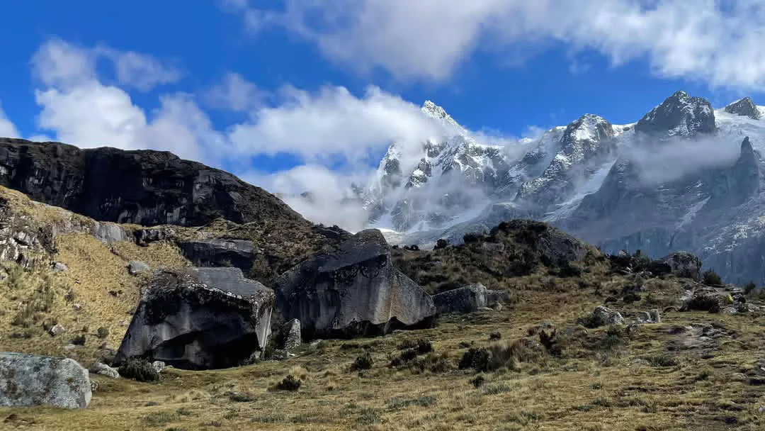 Les nuages montent à la rencontre des glaciers