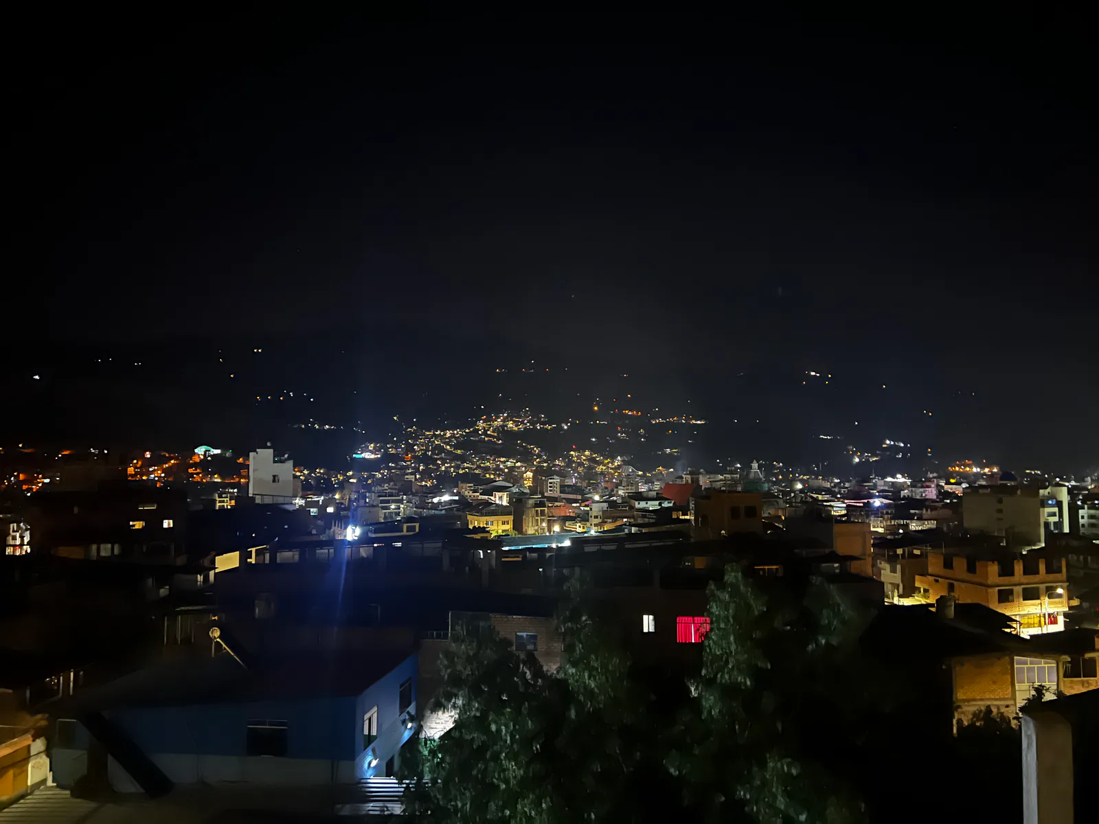 La ville la nuit, la veille du départ