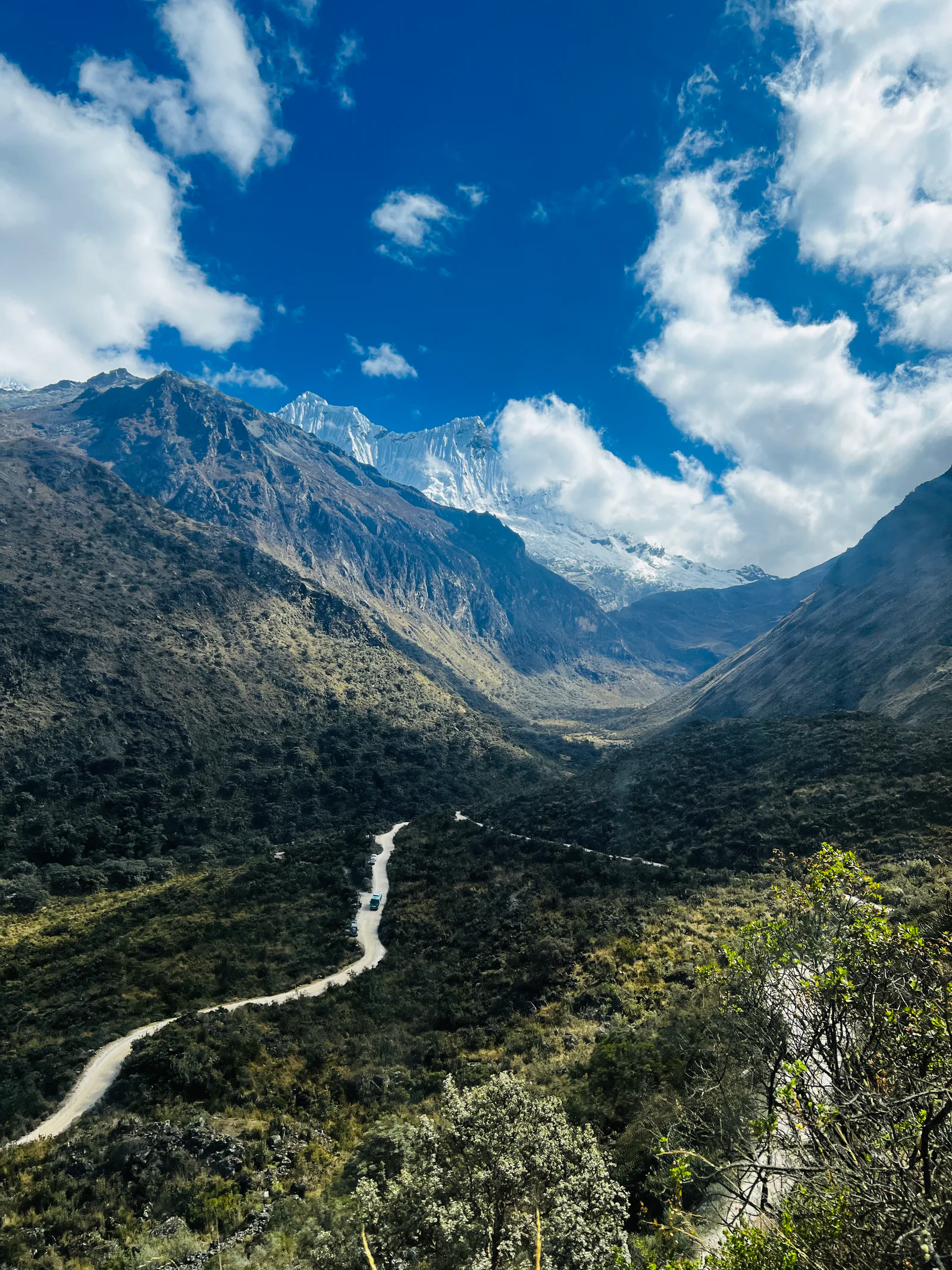 Le sentier au fond de la vallée de Santa Cruz