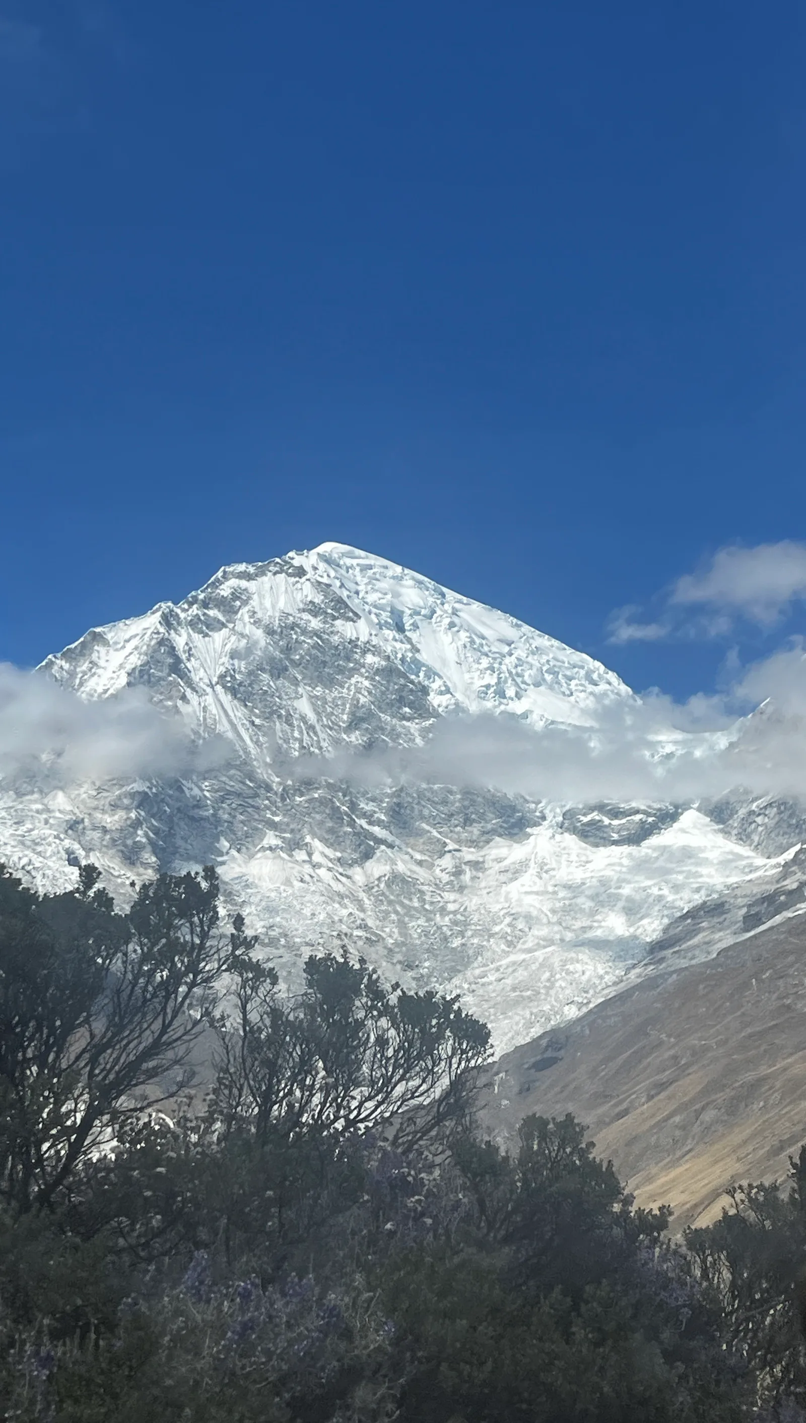 Un sommet de la Cordillère Blanche dans les nuages
