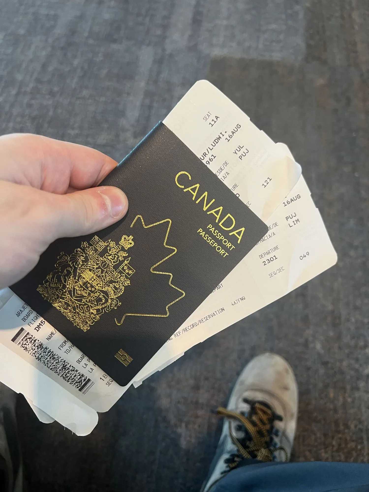 Deux cartes d'embarquement et un passeport, à Montréal